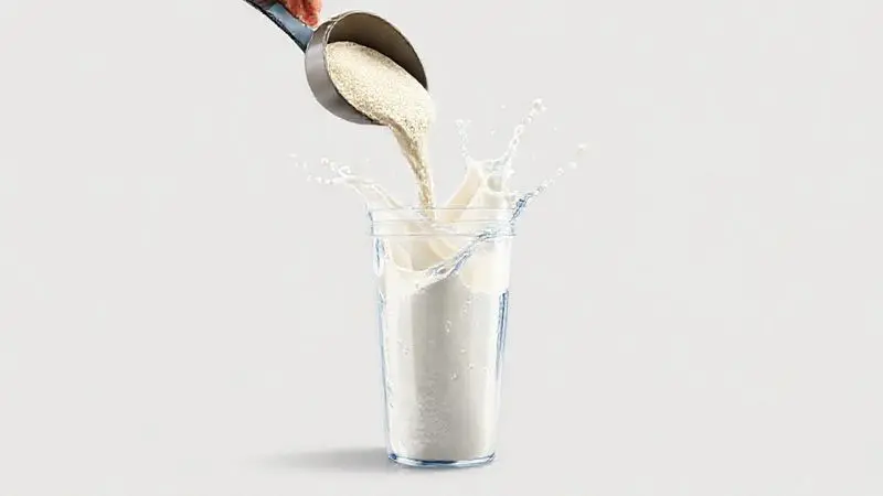 Ilustração mostrando o modo de preparo e como consumir o 3 Whey Top Taste, com o pó sendo misturado em uma coqueteleira.